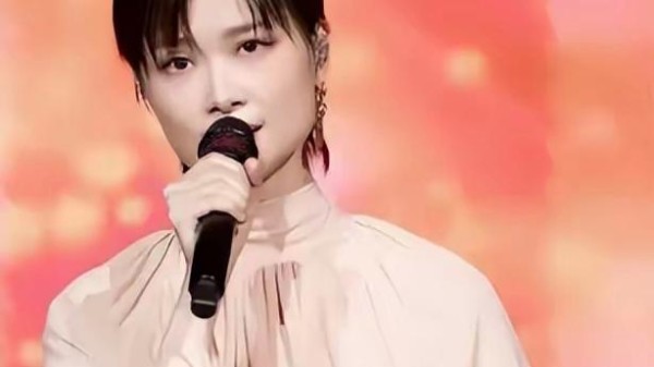 “李宇春二十年音乐传奇：从选秀到巨星，坚持铸就辉煌”