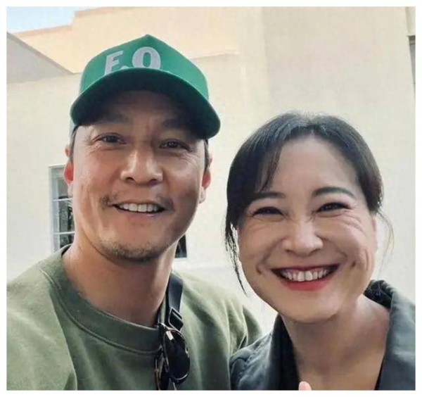 吴彦祖与贾玲合影，粉丝惊呆！太惊喜了！
