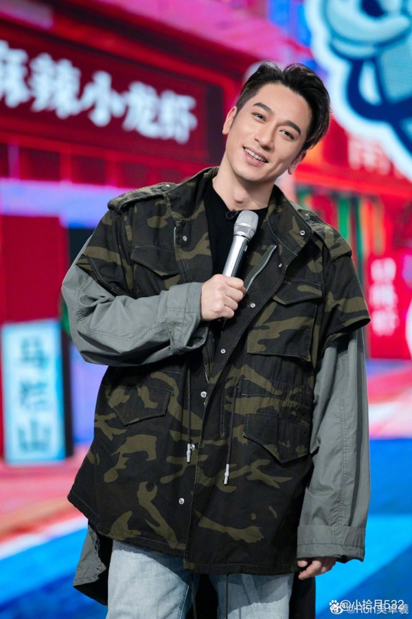 吴卓羲日本偶遇粉丝，摘口罩合影微笑，待人亲切没有明星架子