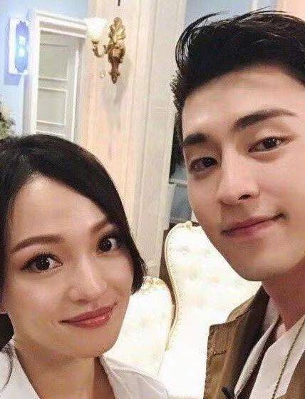 男明星和偶像的合影，邓伦乖巧，王俊凯淡定