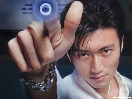 揭秘谢霆锋星运:生肖星座深度解析,引领潮流之巅!