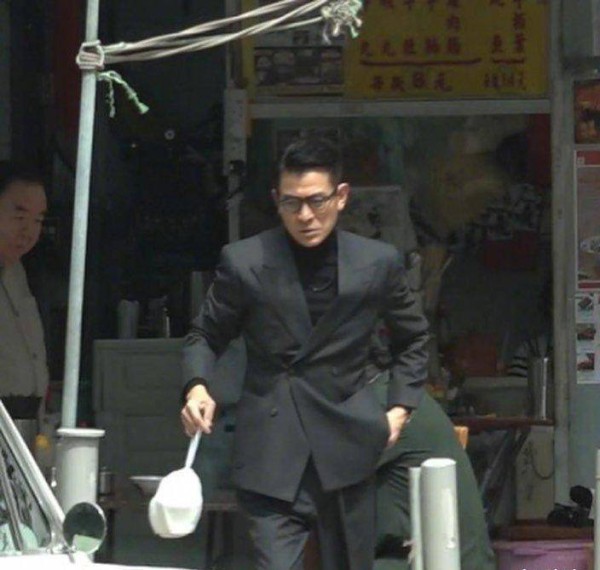 60岁刘德华忙于拍电影，新戏造型帅气依旧