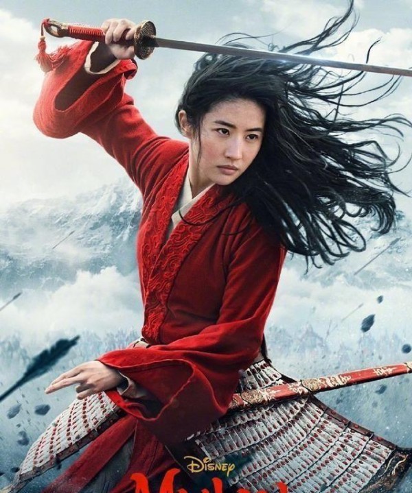 《花木兰》发布最新海报，32岁刘亦菲舞长剑造型帅