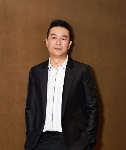 张嘉译：从跑龙套到大器晚成的实力之星，娱乐圈背后的辛酸与运气