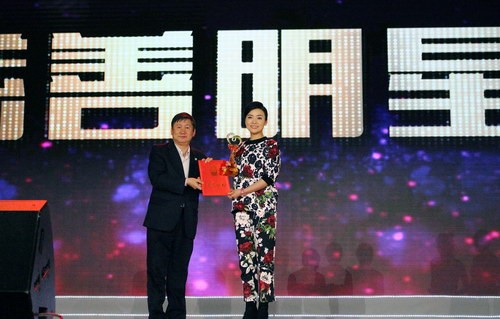 陈思思致力公益慈善事业 获颁“年度慈善明星”