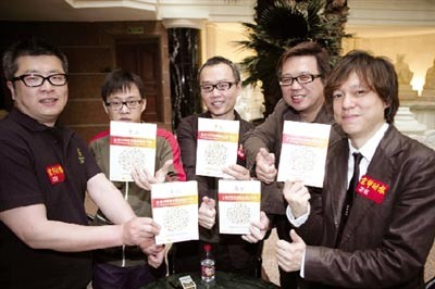 小柯、林夕、陈少琪、金培达、梁翘柏(从左至右)五大金牌音乐人将奥运歌曲合辑摆成五环阵型。本报记者 任峰涛 摄