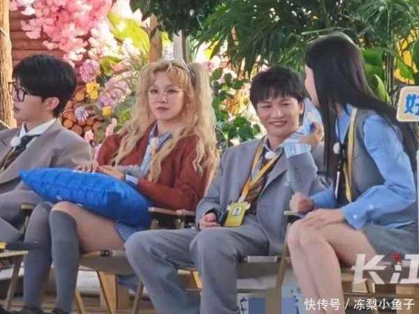 《奔跑吧》录制花絮曝光，周深暖心举动引热议，孟子义反应成亮点