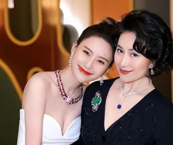 何超莲的气质有多绝？出席晚宴同框刘诗诗和杨颖，我没看错吧？