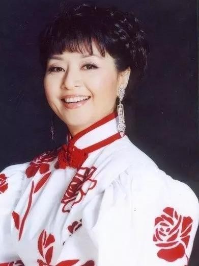 殷秀梅28岁登上春晚舞台，与姜昆朱时茂私交很好嫁给老外不改国籍
