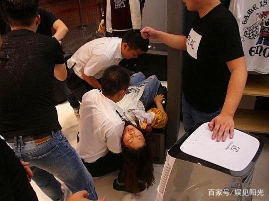 女粉丝和偶像互动晕倒，这是一种“追星病”