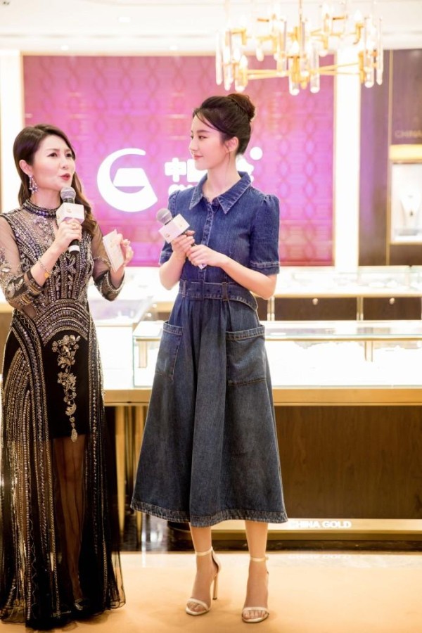 刘亦菲瘦了真敢穿，下身只穿健美裤，看完未修图想问宋承宪咋想的