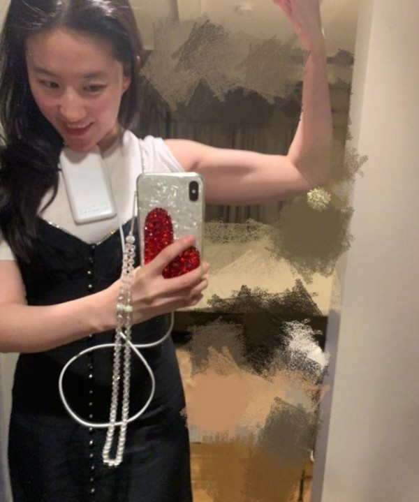 刘亦菲晒腹肌照上热搜，大展肌肉，坚持健身你也可以