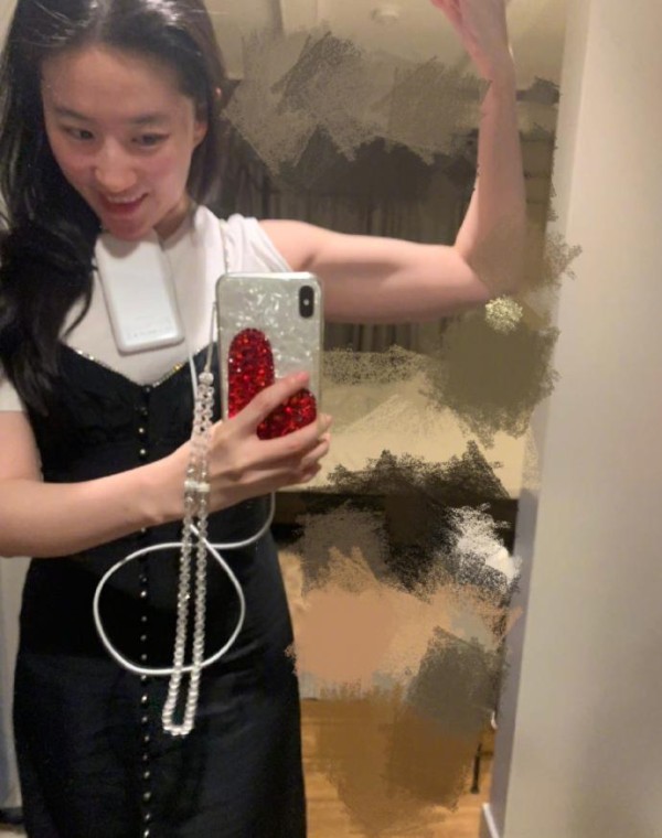 刘亦菲放假在家健身，发自拍照大秀好身材，六块腹肌不要太吸睛