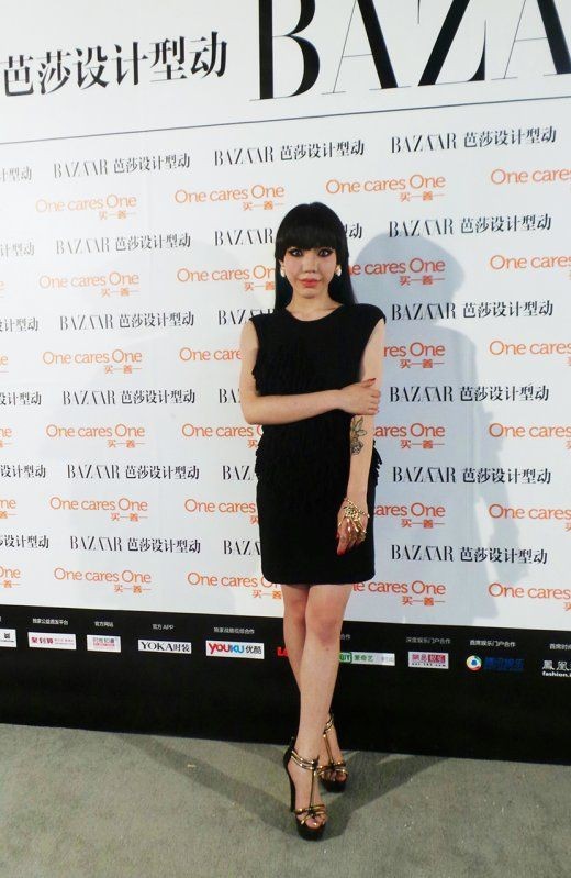 吴莫愁亮相芭莎设计型动