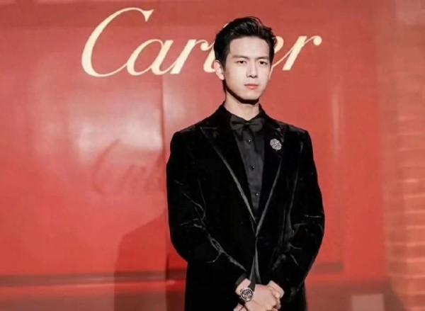 时尚界光芒四射的明星，诚实现代魅力的引领者——李现