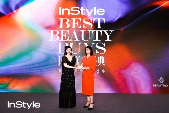 《InStyle优家画报》全媒体主编钱慧女士为萃雅品牌代表无限极（中国）有限公司副总裁张莹Connie女士颁发特别大奖‘国潮美白光耀大奖’