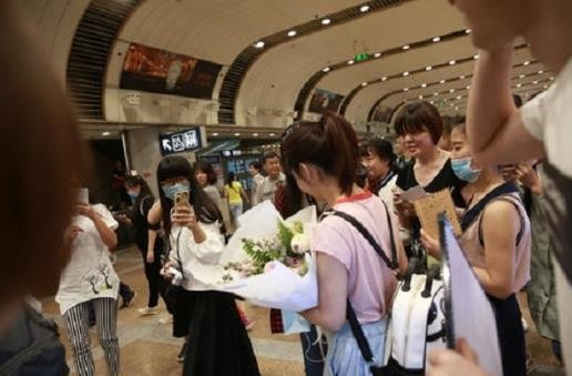 为什么粉丝会说是明星的妈妈?如何看待自称妈妈的饭圈文化?