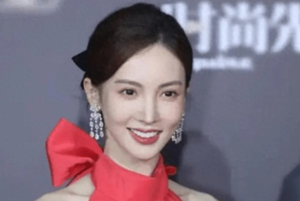 娱乐圈中神奇的女明星，长相很时尚嘴巴却是歪的，景甜金晨最明显