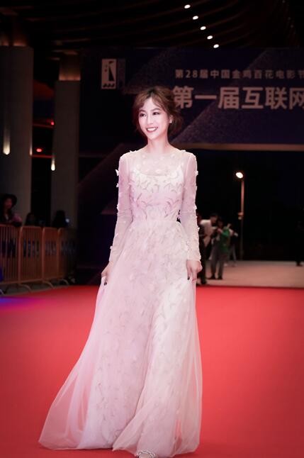 赵芮菡 飞鹭文娱之夜红毯图.jpg