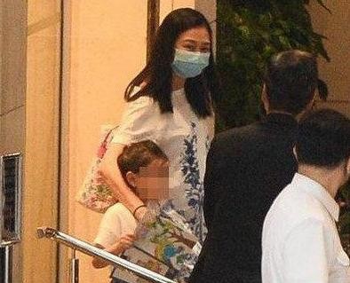 刘德华52岁老婆疑似怀孕，并称确实费力，网友：终于如愿了！
