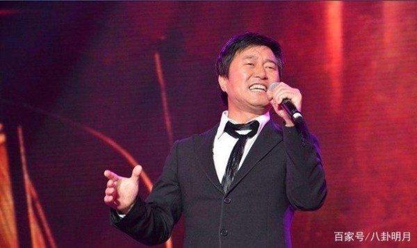 与妻子双双入狱，从歌坛巨星沦落成路人，满头白发靠走穴捞金为生