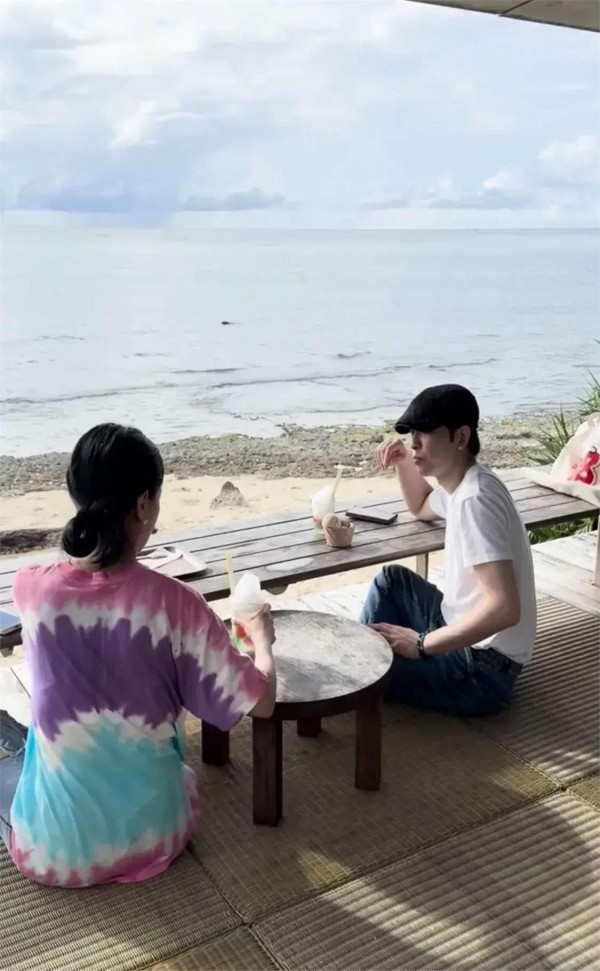 萧敬腾与妻子林有慧日本度蜜月，街头携手并肩看烟花，浪漫索吻