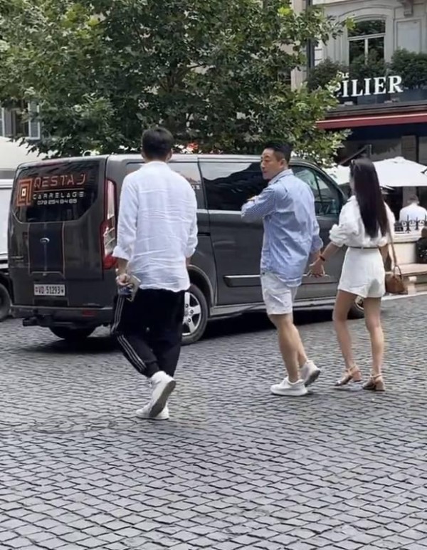 汪小菲Mandy瑞士度蜜月夫妻俩十指紧扣感情甜蜜