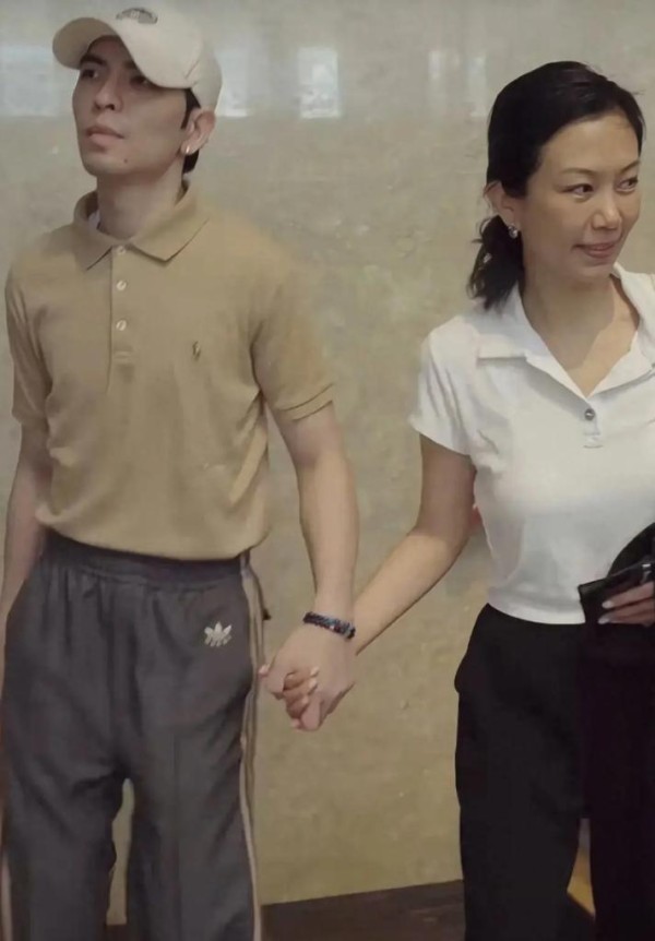 萧敬腾夫妇日本度蜜月，林有慧身材苗条，二人过马路牵手像热恋