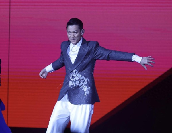 刘德华演唱会激动！妻子朴素现身，友人同座