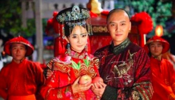 杨幂冯绍峰合体录制节目，时隔8年，二人终于再同台