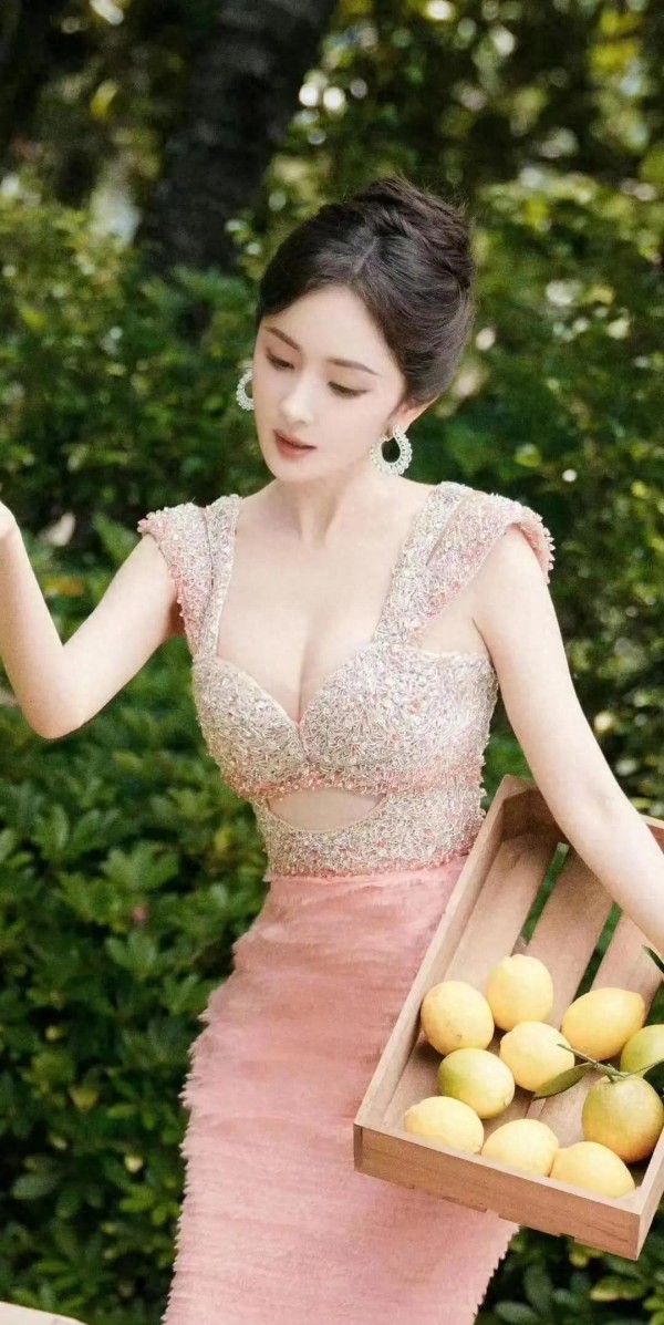 杨幂多大啊？看了这8张图，才明白“大幂幂”不是白叫的娱乐
