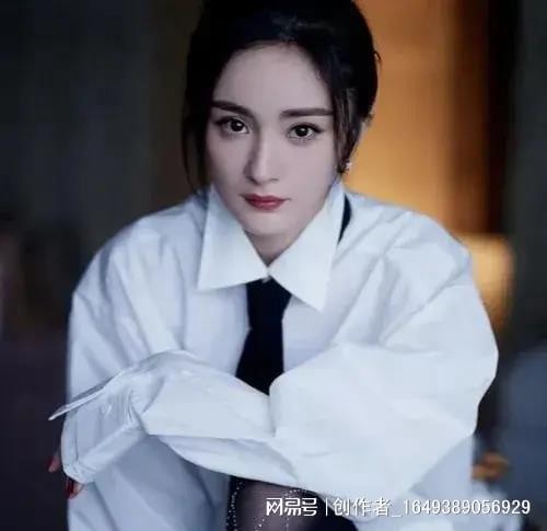 杨幂生图脸大崩, 央视晚会镜头太惨烈, 对比后辈李沁太尴尬