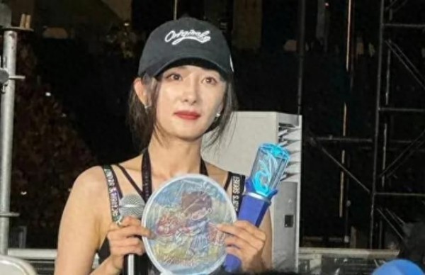 杨幂出席周深演唱会,近照显瘦引热议,网友纷纷讨论其生图
