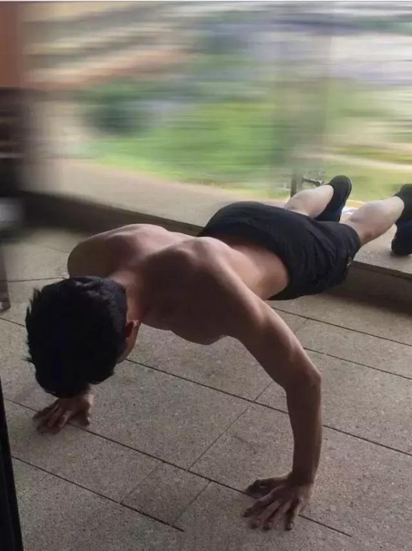林更新晒健身照，“九亿少女的梦”也扛不住要转型了？