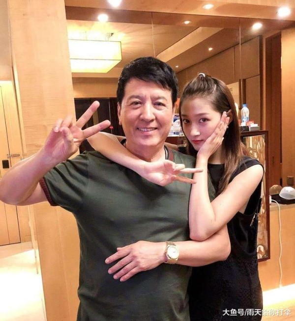 星爸星妈壕无人性！杨幂爸拿10万一平的房子种菜，爽妈有半柜茅台