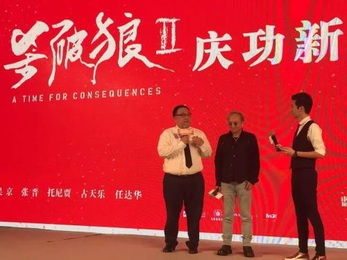 (左一,发行制片人刘岳东)