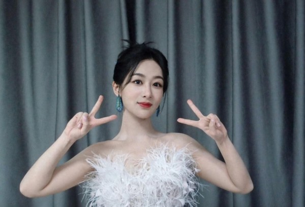 近几年的杨紫影视时尚资源两开花：一年登8次封面