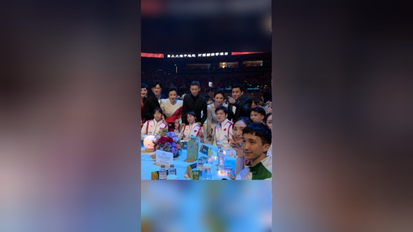 娱乐圈众多明星追星全红婵，成龙在背后偷偷摸头，张译拉着婵宝单独合照