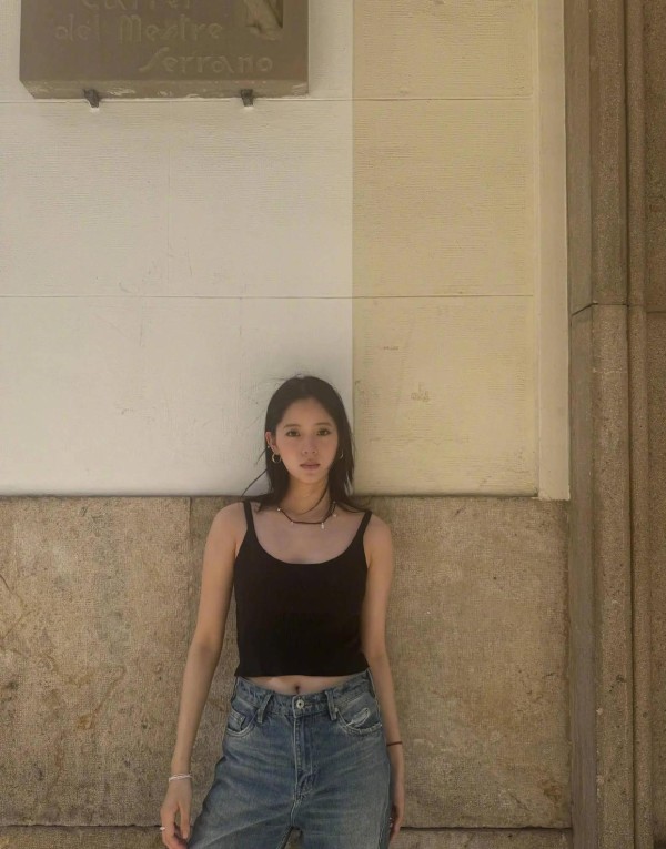 欧阳娜娜黑色小吊带尽显火辣身材