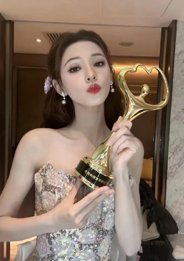 张予曦为防走光在胸口插花，究竟是创意独特还是太瘦了？