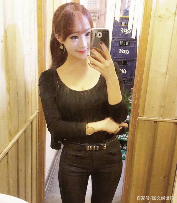 组图：外籍娱乐圈模特们闲暇之余的自拍，笑容甜美身材苗条似少女