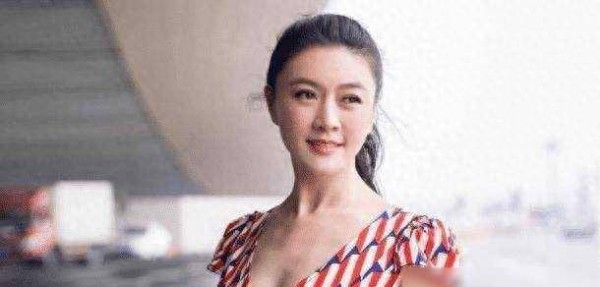 21岁步入演艺圈，31岁嫁入豪门，39岁继承百亿家产，44岁