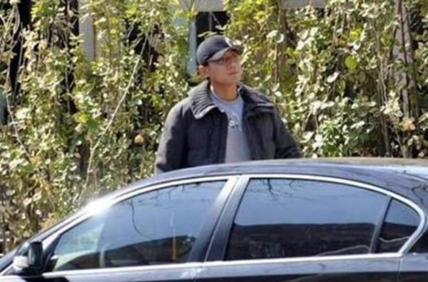 平均一天片酬450万，全横店都认识他的车，座驾百万却没驾照？-有驾