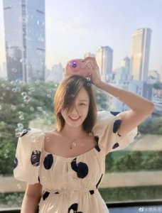 陈乔恩玩泡泡机场景梦幻 对镜甜笑十分梦幻可人
