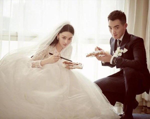 张馨予何捷婚礼上吃盒饭，甜蜜恩爱惹人羡
