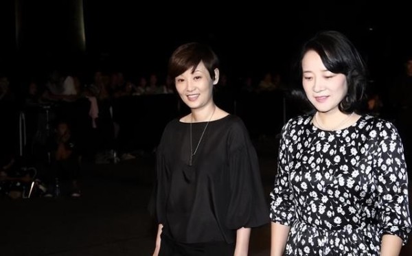 同班闺蜜徐帆陈小艺同框，用黑白色诠释知性气质，温婉成熟接地气