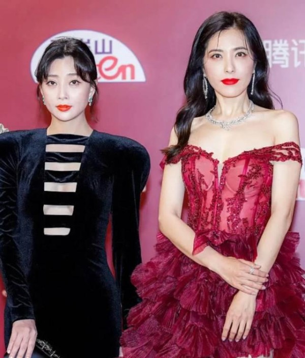 殷桃和大美女曾黎同框，穿黑色礼服裙飒爽大气，气场一点也不输