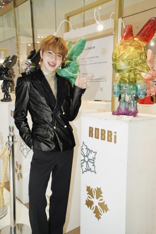 潮流艺术品牌ROBBiART携手曼谷暹罗天地ICONSIAM共庆年终佳节，明星林景云、Frank等多位艺人出席启幕