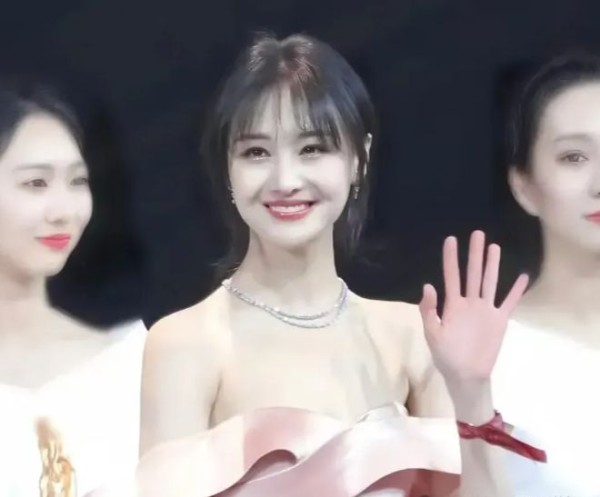 33岁郑爽晒自画像曝近况，身边只有猫狗不见孩子