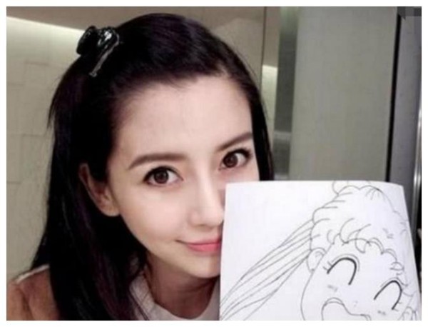 盘点四位明星的画作，热巴抽象派，易烊千玺Q版，她是少见的才女